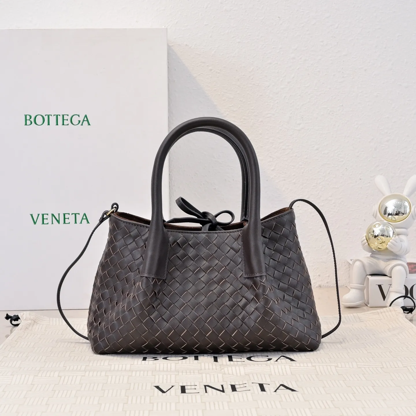 Batch 1760 BOTTEGA VENETA 2025 new product pinacoteca has super soft leather, and the weaving function, practicality and relaxed fashion sense have not fallen behind❤️‍🔥Amway has given sisters a must-have bag when going out. The size of the bag also accurately meets the commuting needs of urban beauties. It can accommodate mobile phones, keys, lipstick, powder, sunscreen, shopping bags...all of it! ! ! 🔥The capacity should not be underestimated~ It does not choose people, clothes, or occasions. With its majestic curved outline, exquisite woven texture, delicate edges and rounded handles, this woven vegetable basket bag truly achieves the goal of "dressing up and being fashionable without getting in the way"~ Are you interested in Jimei? Style number: 9004 Size: 24*15*12cm